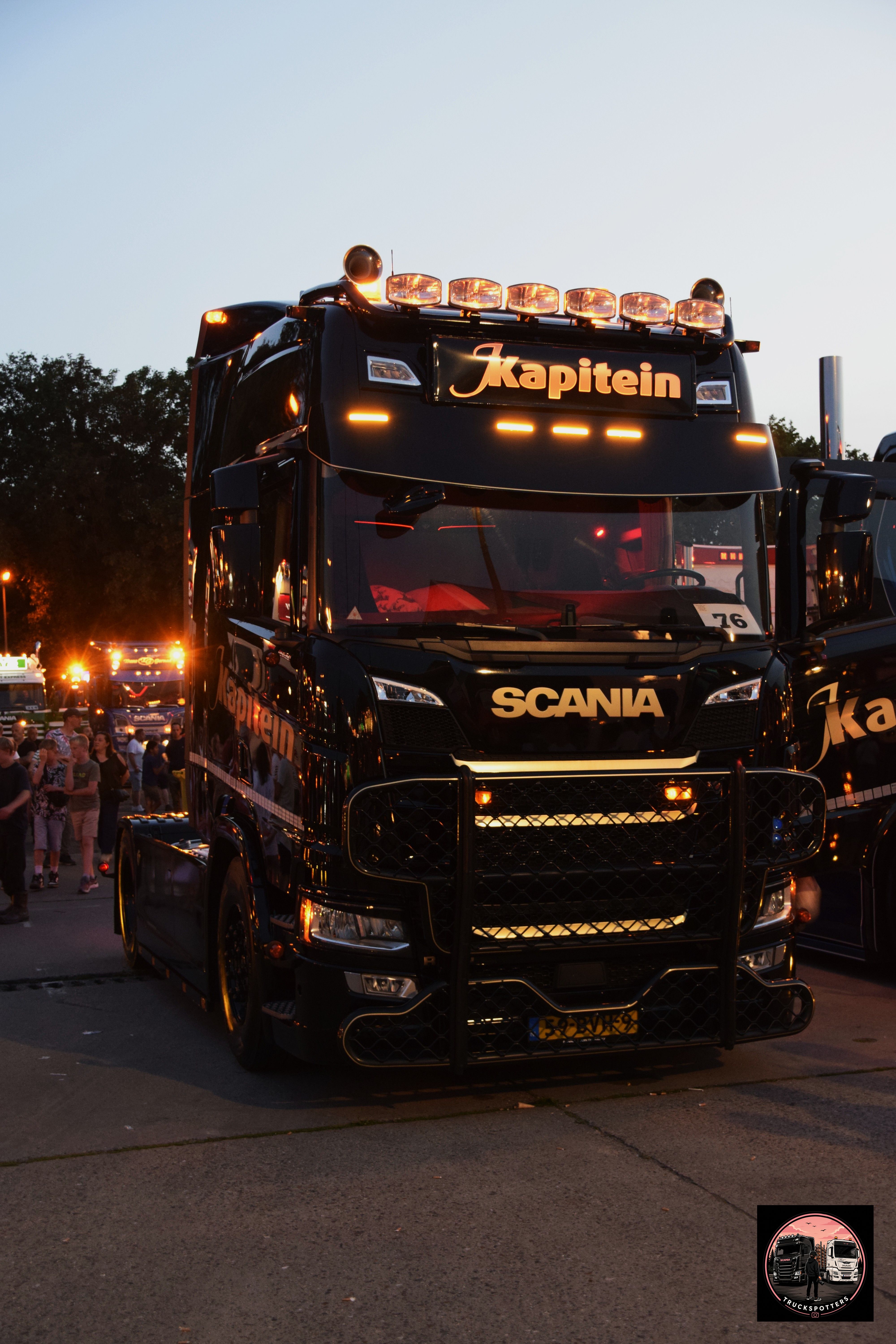 Truckfoto: Scania, Trekker, Putte Lights on, Kapitein